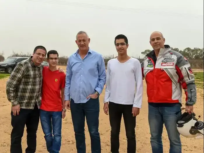 הרמטכ"ל לשעבר בני גנץ יחד עם שני נערים חולי סרטן, מרץ 2017 (מערכת וואלה! NEWS , עמרי גוטמן) הרמטכ"ל לשעבר בני גנץ יחד עם שני נערים חולי סרטן, מרץ 2017 (מערכת וואלה! NEWS , עמרי גוטמן)
