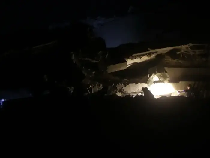תקיפה אווירית במסגד בכפר אל-ג'ינה, סוריה, 16 במרץ 2017 (צילום מסך , טוויטר) תקיפה אווירית במסגד בכפר אל-ג'ינה, סוריה, 16 במרץ 2017 (צילום מסך , טוויטר)