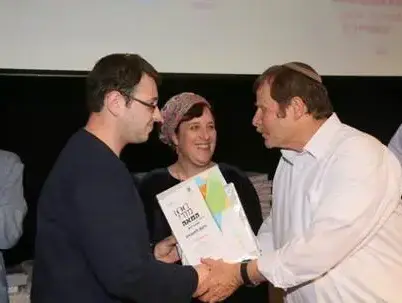 משפחתו של המורה שנרצח קיבלה בשמו אות הצטיינות, מרץ 2017 (מערכת וואלה! NEWS , ששון תירם) משפחתו של המורה שנרצח קיבלה בשמו אות הצטיינות, מרץ 2017 (מערכת וואלה! NEWS , ששון תירם)