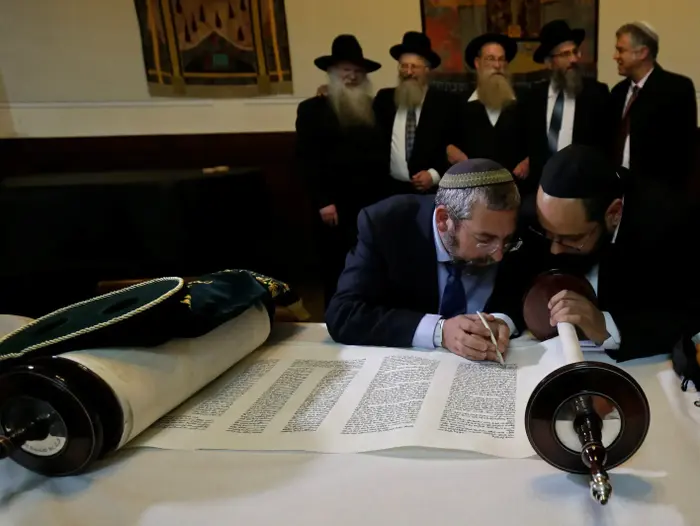 ספרי תורה התקבלו בבית הכנסת העתיק בפראג לראשונה מאז מלחמת העולם השנייה, 19 במרץ 2017 (רויטרס) ספרי תורה התקבלו בבית הכנסת העתיק בפראג לראשונה מאז מלחמת העולם השנייה, 19 במרץ 2017 (רויטרס)
