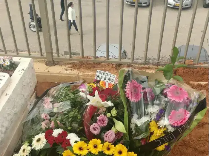 הלוויתה של ניצולת השואה אילנה בלומנפלד, בית העלמין החדש, הרצליה. מרץ 2017 (מערכת וואלה! NEWS , אור רביד, באמצעות סמארטפון של וואווי Huawei) הלוויתה של ניצולת השואה אילנה בלומנפלד, בית העלמין החדש, הרצליה. מרץ 2017 (מערכת וואלה! NEWS , אור רביד, באמצעות סמארטפון של וואווי Huawei)