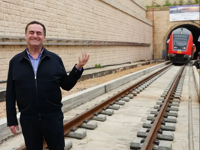 שר התחבורה ישראל כץ בחניכת קו רכבת כרמיאל תל אביב, מרץ 2017 (ערן גילווארג) שר התחבורה ישראל כץ בחניכת קו רכבת כרמיאל תל אביב, מרץ 2017 (ערן גילווארג)