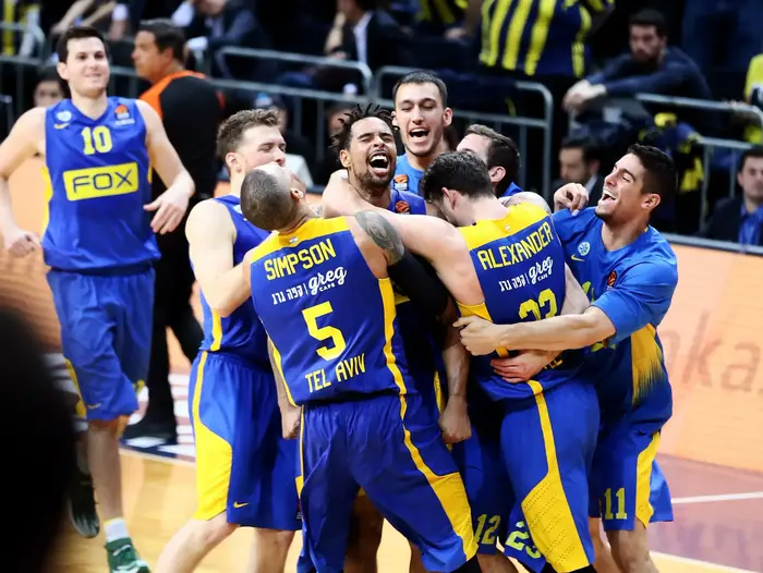 שחקני מכבי תל אביב חוגגים עם סילבן לנדסברג (GettyImages) שחקני מכבי תל אביב חוגגים עם סילבן לנדסברג (GettyImages)