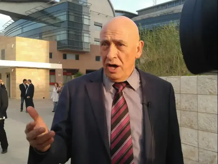 חבר הכנסת לשעבר באסל גאטס בהצגת הסדר הטיעון בבית משפט השלום בבאר שבע, 22 במרץ 2017 (בני בן סימון ) חבר הכנסת לשעבר באסל גאטס בהצגת הסדר הטיעון בבית משפט השלום בבאר שבע, 22 במרץ 2017 (בני בן סימון )