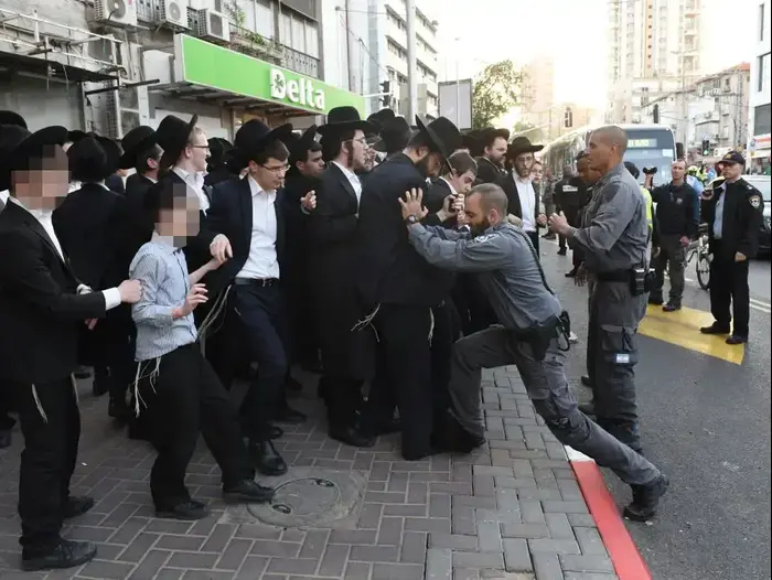 הפגנת חרדים נגד גיוס לצה"ל ומעצר עריקים, בני ברק. מרץ 2017 (ראובן קסטרו) הפגנת חרדים נגד גיוס לצה"ל ומעצר עריקים, בני ברק. מרץ 2017 (ראובן קסטרו)