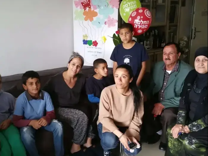 רויטל קנינו שנדקרה בלוד על ידי פורץ מכוניות, מרץ 2017 (מערכת וואלה! NEWS , באדיבות עריית לוד) רויטל קנינו שנדקרה בלוד על ידי פורץ מכוניות, מרץ 2017 (מערכת וואלה! NEWS , באדיבות עריית לוד)