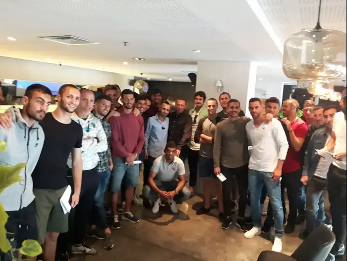 שחקני הפועל חיפה בארוחה (אתר רשמי)