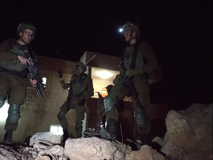 כוח צה"ל במהלך פעילות לאיתור נשק ואמצעי לחימה אחרים בחברון, 27 במרץ 2017 (ניב אהרונסון) כוח צה"ל במהלך פעילות לאיתור נשק ואמצעי לחימה אחרים בחברון, 27 במרץ 2017 (ניב אהרונסון)