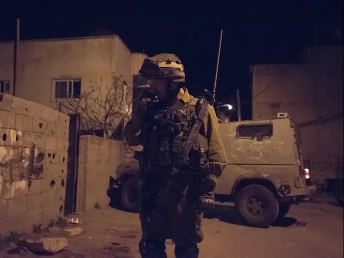 כוח צה"ל במהלך פעילות לאיתור נשק ואמצעי לחימה אחרים בחברון, 27 במרץ 2017 (ניב אהרונסון) כוח צה"ל במהלך פעילות לאיתור נשק ואמצעי לחימה אחרים בחברון, 27 במרץ 2017 (ניב אהרונסון)