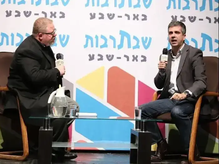 שר הכלכלה אלי כהן: "התאגיד לא מעניין את העם" (צילום מסך , טוויטר) שר הכלכלה אלי כהן: "התאגיד לא מעניין את העם" (צילום מסך , טוויטר)