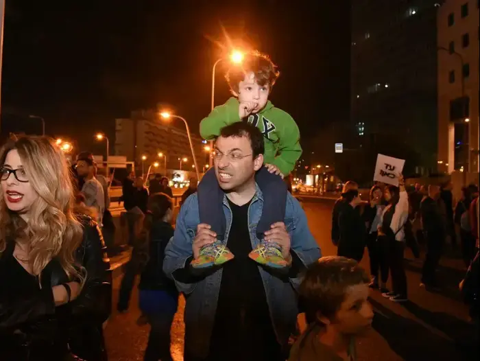 הפגנת מחאה נגד מתווה התאגיד מול קריית הממשלה בתל אביב, 1 באפריל 2017 (ראובן קסטרו) הפגנת מחאה נגד מתווה התאגיד מול קריית הממשלה בתל אביב, 1 באפריל 2017 (ראובן קסטרו)