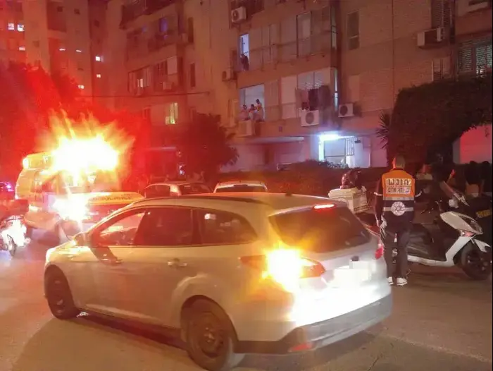 הזירה בתל אביב שבה נמצא ילד ללא רוח חיים 6 באפריל 2017 (מד"א) הזירה בתל אביב שבה נמצא ילד ללא רוח חיים 6 באפריל 2017 (מד"א)