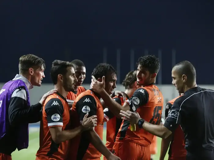 שחקני בני יהודה חוגגים עם פדרו גלבאן (מגד גוזני)