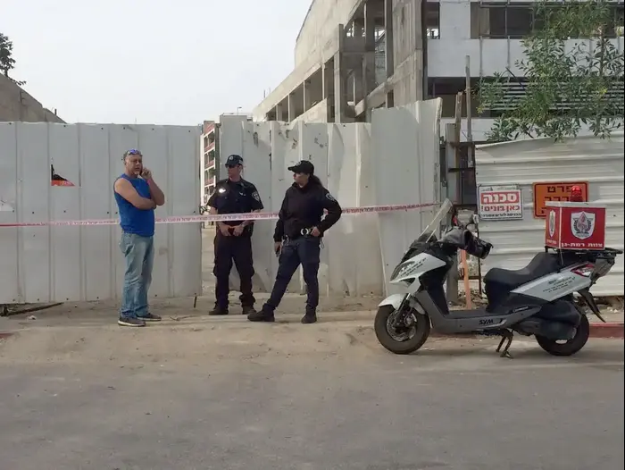 הזירה בה נמצאה גופת האישה בתל אביב לאחר נפילה מגובה 8 באפריל 2017 (מאצ'י הוף ) הזירה בה נמצאה גופת האישה בתל אביב לאחר נפילה מגובה 8 באפריל 2017 (מאצ'י הוף )