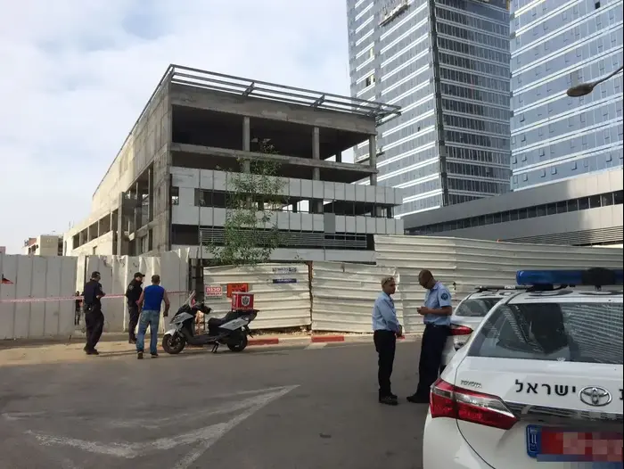 הזירה בה נמצאה גופת האישה בתל אביב לאחר נפילה מגובה 8 באפריל 2017 (מאצ'י הוף ) הזירה בה נמצאה גופת האישה בתל אביב לאחר נפילה מגובה 8 באפריל 2017 (מאצ'י הוף )