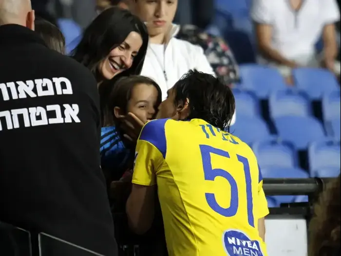 שחקן מכבי תל אביב, יוסי בניון, עם בנו ואשתו (יוסי ציפקיס)