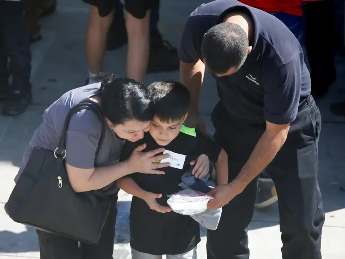 אדם ירה למוות באשתו ובתלמיד בבית ספר יסודי בסן ברנרדינו שבקליפורניה, ארצות הברית (רויטרס) אדם ירה למוות באשתו ובתלמיד בבית ספר יסודי בסן ברנרדינו שבקליפורניה, ארצות הברית (רויטרס)