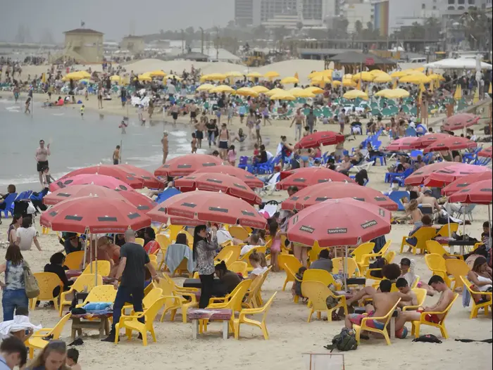 מבלים בחוף הים בתל אביב במהלך חול המועד פסח, 12 באפריל 2017 (ראובן קסטרו) מבלים בחוף הים בתל אביב במהלך חול המועד פסח, 12 באפריל 2017 (ראובן קסטרו)