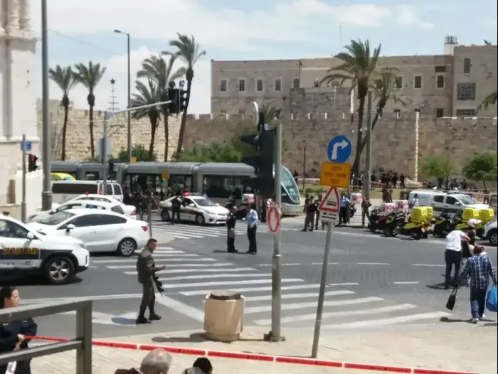 זירת פיגוע הדקירה בכיכר צה"ל בירושלים, 14 באפריל 2017 (תצפית TPS , יונתן יוסף/TPS) זירת פיגוע הדקירה בכיכר צה"ל בירושלים, 14 באפריל 2017 (תצפית TPS , יונתן יוסף/TPS)