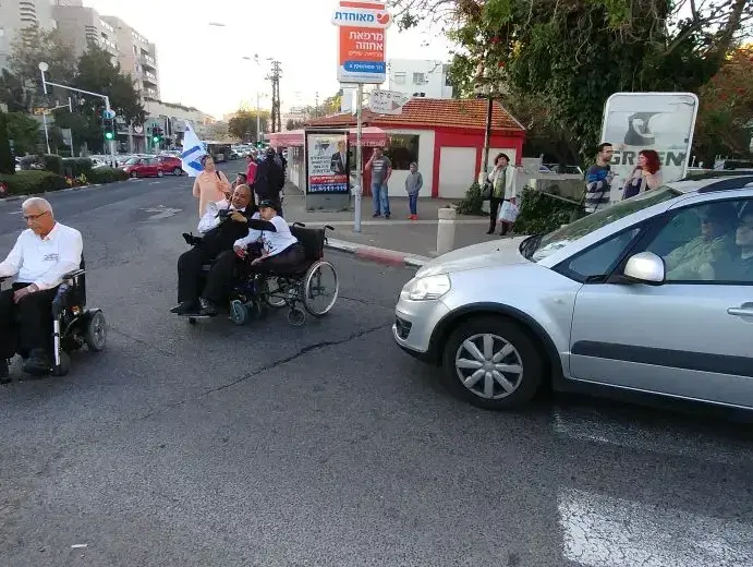 הפגנת הנכים בחיפה 19 באפריל 2017 (שלומי גבאי) הפגנת הנכים בחיפה 19 באפריל 2017 (שלומי גבאי)