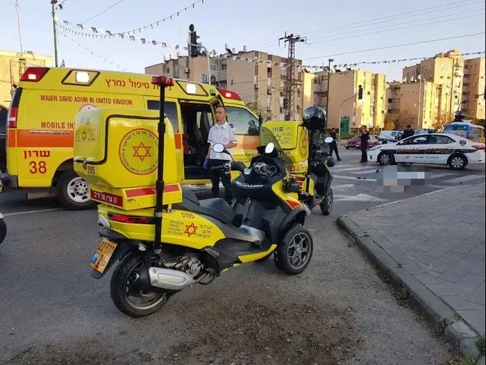 תאונה של הולכת רגל מאוטובוס, יאנוש קורצ'אק, נתניה, 19 באפריל 2017 (מערכת וואלה! NEWS , שלומי מרצ'ביאק תיעוד מבצעי מדא)