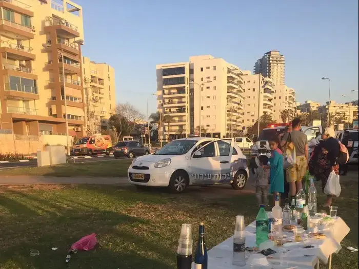 פקח שהתבקש להזיז צעירים שמינגלו ליד אנדרטת הזיכרון והוכה קשות אשדוד, 19 באפריל 2017 (מערכת וואלה! NEWS)