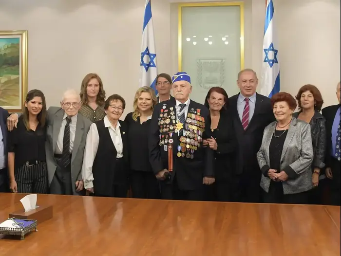 ראש הממשלה בנימין נתניהו ורעייתו נפגשו עם מדליקי המשואות של העצרת המרכזית ליום הזיכרון לשואה ולגבורה 20 באפריל 2017 (מערכת וואלה! NEWS , תקשורת ראש הממשלה) ראש הממשלה בנימין נתניהו ורעייתו נפגשו עם מדליקי המשואות של העצרת המרכזית ליום הזיכרון לשואה ולגבורה 20 באפריל 2017 (מערכת וואלה! NEWS , תקשורת ראש הממשלה)