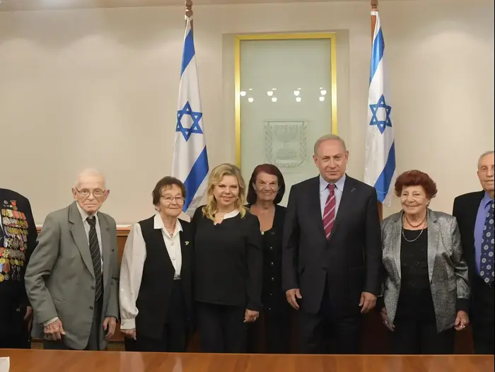 ראש הממשלה בנימין נתניהו ורעייתו נפגשו עם מדליקי המשואות של העצרת המרכזית ליום הזיכרון לשואה ולגבורה 20 באפריל 2017 (מערכת וואלה! NEWS , תקשורת ראש הממשלה) ראש הממשלה בנימין נתניהו ורעייתו נפגשו עם מדליקי המשואות של העצרת המרכזית ליום הזיכרון לשואה ולגבורה 20 באפריל 2017 (מערכת וואלה! NEWS , תקשורת ראש הממשלה)