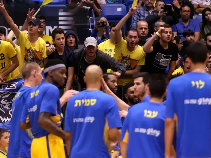אוהדי מכבי תל אביב מעל ספסל הקבוצה (קובי אליהו) אוהדי מכבי תל אביב מעל ספסל הקבוצה (קובי אליהו)