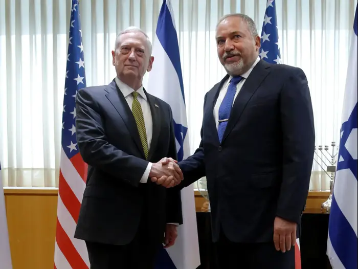 שר הביטחון אביגדור ליברמן ושר ההגנה האמריקני ג'יימס מאטיס בקבלת פנים בקריה בתל אביב, אפריל 2017 (רויטרס)