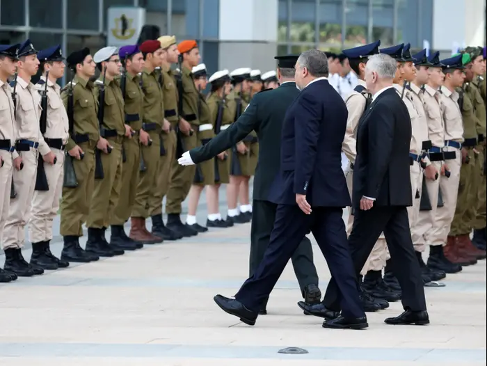 שר הביטחון אביגדור ליברמן ושר ההגנה האמריקני ג'יימס מאטיס בקריה בתל אביב, אפריל 2017 (רויטרס)