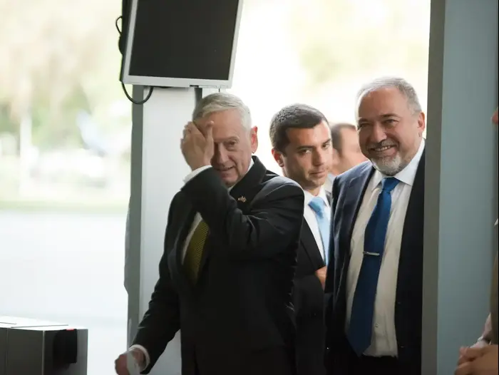 שר הביטחון אביגדור ליברמן ושר ההגנה האמריקני ג'יימס מאטיס בקריה בתל אביב, אפריל 2017 (ניב אהרונסון)