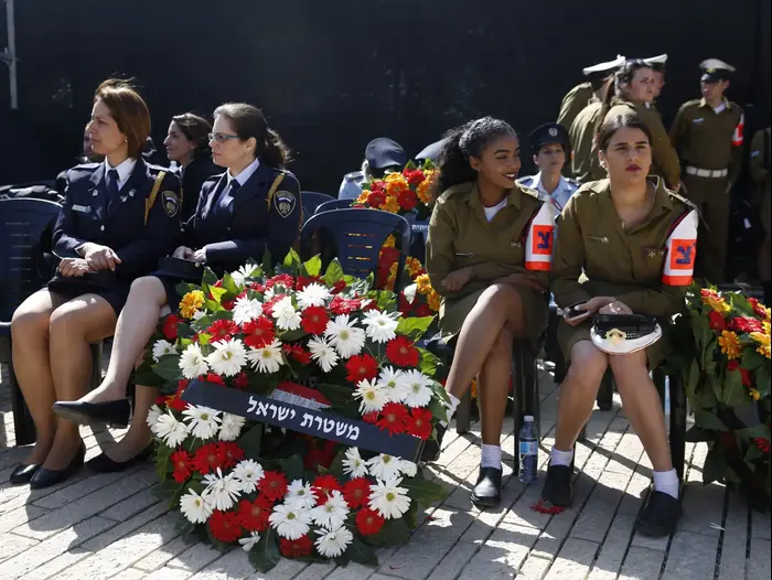 טקס הנחת זרים ליד אנדרטת מרד גטו ורשה ביד ושם 24 באפריל 2017 (מגד גוזני) טקס הנחת זרים ליד אנדרטת מרד גטו ורשה ביד ושם 24 באפריל 2017 (מגד גוזני)