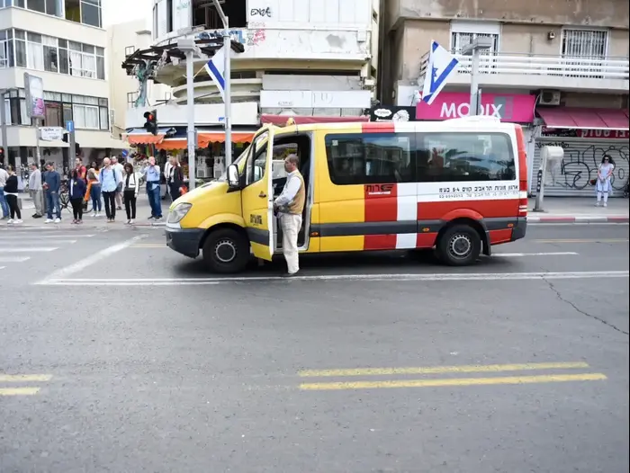צפירה לרגל יום הזיכרון לשואה ולגבורה, שוק הכרמל, תל אביב, אפריל 2017 (תצפית TPS , קובי ריכטר) צפירה לרגל יום הזיכרון לשואה ולגבורה, שוק הכרמל, תל אביב, אפריל 2017 (תצפית TPS , קובי ריכטר)