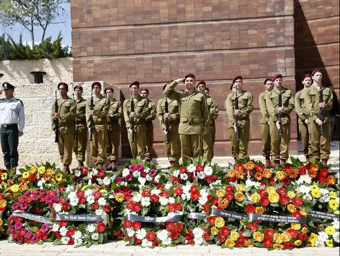 טקס הנחת זרים ליד אנדרטת מרד גטו ורשה ביד ושם 24 באפריל 2017 (מגד גוזני) טקס הנחת זרים ליד אנדרטת מרד גטו ורשה ביד ושם 24 באפריל 2017 (מגד גוזני)