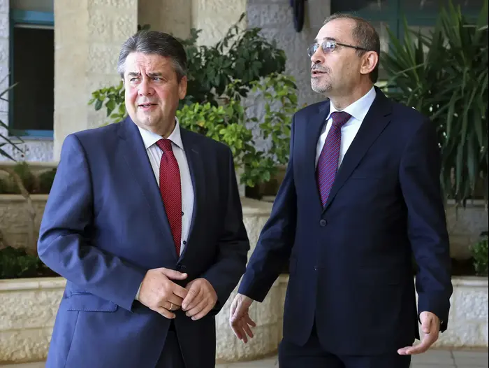 שר החוץ הגרמני, סיגמר גבריאל נפגש עם מקבילו הירדני איימאן ספאדי בירדן 24 באפריל 2017 (AP) שר החוץ הגרמני, סיגמר גבריאל נפגש עם מקבילו הירדני איימאן ספאדי בירדן 24 באפריל 2017 (AP)