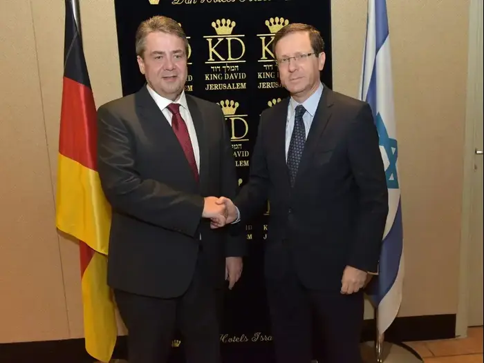 הרצוג וגבריאל בפגישה בירושלים, 25 באפריל 2017 (מערכת וואלה! NEWS , שלומי אמסלם)