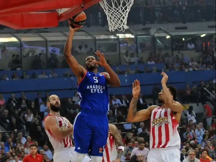 דרק בראון שחקן אנאדולו אפס (GettyImages) דרק בראון שחקן אנאדולו אפס (GettyImages)