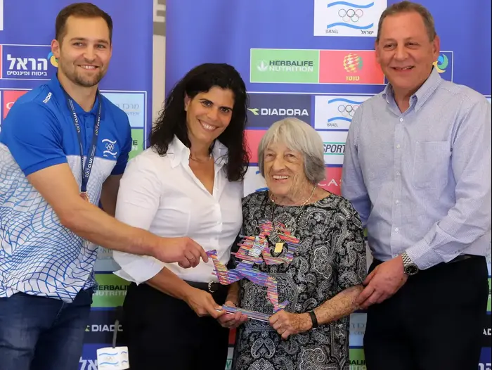 יגאל כרמי עם אגנס קלטי יעל ארד אלכס שטילוב (קובי אליהו) יגאל כרמי עם אגנס קלטי יעל ארד אלכס שטילוב (קובי אליהו)