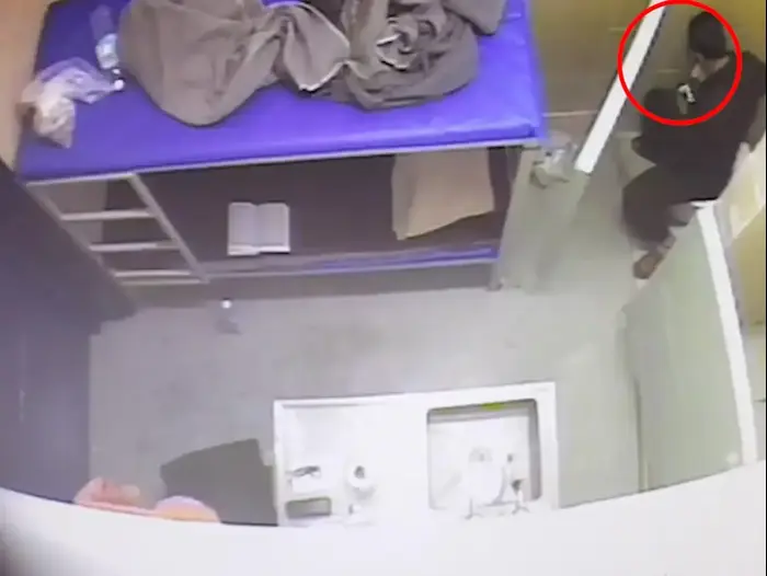 תיעוד של מרוואן ברגותי אוכל בתאו בזמן שביתת האסירים, מאי 2017 (מערכת וואלה! NEWS , שב"ס) תיעוד של מרוואן ברגותי אוכל בתאו בזמן שביתת האסירים, מאי 2017 (מערכת וואלה! NEWS , שב"ס)
