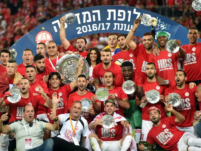 שחקני הפועל באר שבע חוגגים אליפות (ברני ארדוב)