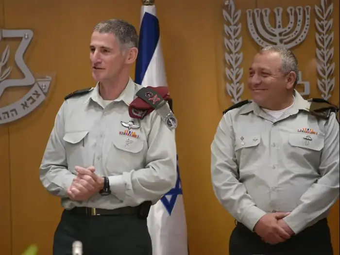 הרמטכ"ל רא"ל גדי איזנקוט וסגן הרמטכ"ל היוצא יאיר גולן, 11 במאי 2017 (דובר צה"ל) הרמטכ"ל רא"ל גדי איזנקוט וסגן הרמטכ"ל היוצא יאיר גולן, 11 במאי 2017 (דובר צה"ל)