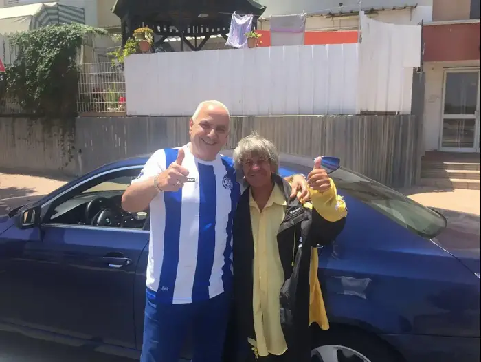 אוהד בית"ר ירושלים עם אוהד הפועל אשקלון (מערכת וואלה! NEWS)
