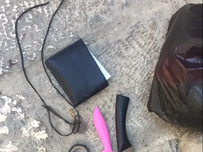 סכינים שנתפסו על גוף המחבל שדקר שוטר בעיר העתיקה בירושלים 13 במאי 2017 (אתר רשמי , דוברות המשטרה) סכינים שנתפסו על גוף המחבל שדקר שוטר בעיר העתיקה בירושלים 13 במאי 2017 (אתר רשמי , דוברות המשטרה)