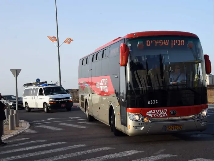 האוטובוס של הפועל תל אביב (ברני ארדוב)