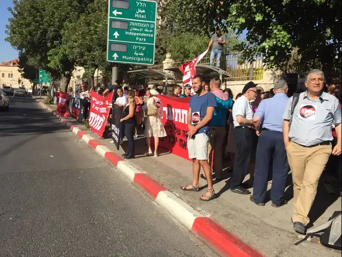 הפגנת הואים וילדים מהמחלקה ההמטואונקולוגית בהדסה מפגינים מחוץ לבית רוה"מ בדרישה לפטר את ליצמן 16 במאי 2017 (יח"צ) הפגנת הואים וילדים מהמחלקה ההמטואונקולוגית בהדסה מפגינים מחוץ לבית רוה"מ בדרישה לפטר את ליצמן 16 במאי 2017 (יח"צ)
