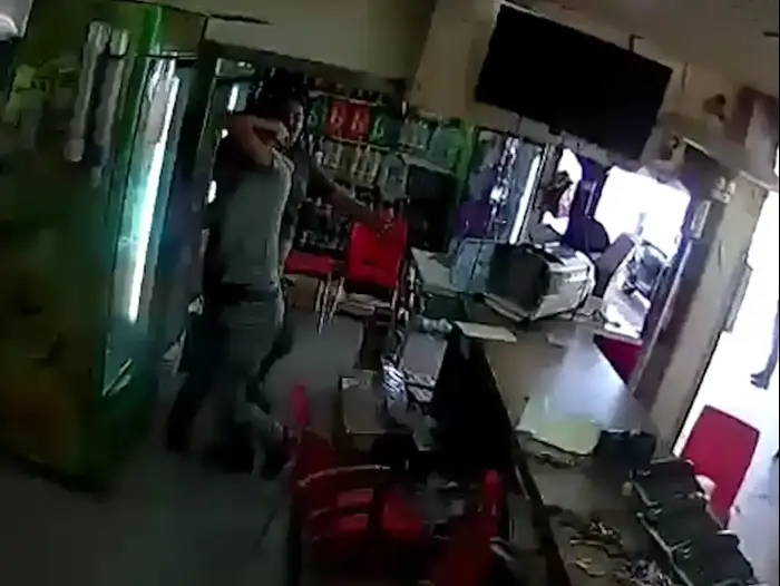 מהומה בפיצרייה: שני צעירים דקרו מנהלי פיצרייה בבאר שבע משום שהפיצה לא הייתה לטעמם (מערכת וואלה! NEWS) מהומה בפיצרייה: שני צעירים דקרו מנהלי פיצרייה בבאר שבע משום שהפיצה לא הייתה לטעמם (מערכת וואלה! NEWS)