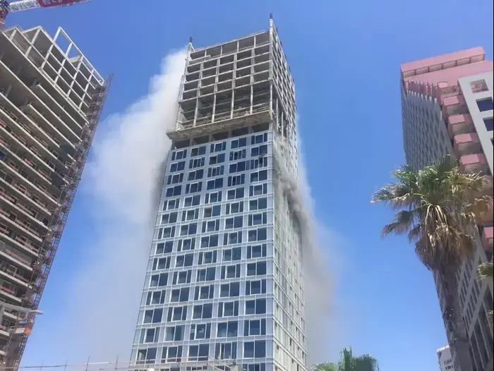 נושא: שריפה באתר בנייה ברחוב הירקון בתל אביב, 21 במאי 2017 (מערכת וואלה! NEWS) נושא: שריפה באתר בנייה ברחוב הירקון בתל אביב, 21 במאי 2017 (מערכת וואלה! NEWS)