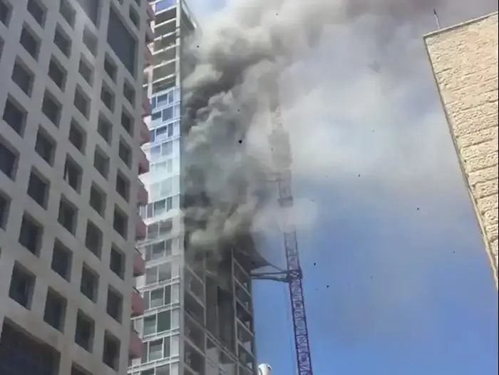 תל אביב: רחובות בקרבת רחוב הירקון לאורך הטיילת נסגרו לתנועה בשל שריפה באתר בנייה באזור (מערכת וואלה! NEWS) תל אביב: רחובות בקרבת רחוב הירקון לאורך הטיילת נסגרו לתנועה בשל שריפה באתר בנייה באזור (מערכת וואלה! NEWS)