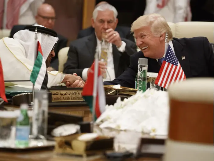 דונלד טראמפ ויורש העצר של אבו דאבי מוחמד בן-זאיד א-נהיאן, ריאד, 21 במאי 2017 (AP) דונלד טראמפ ויורש העצר של אבו דאבי מוחמד בן-זאיד א-נהיאן, ריאד, 21 במאי 2017 (AP)